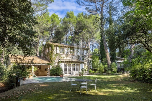 Magnificent property with swimming pool in Pernes les Fontaines
