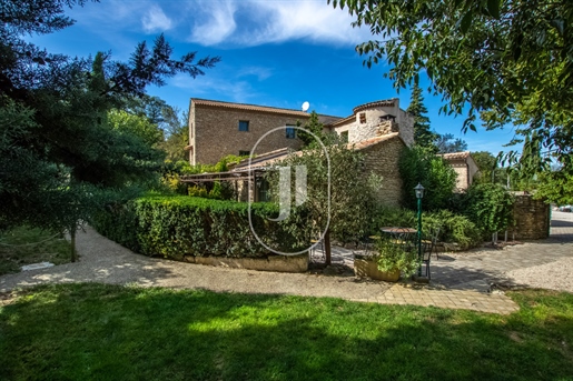 Magnificient property with swimming pool and and outbuildings