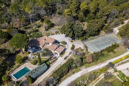 Sten bondegård med swimmingpool, tennisbane på 1,8 hektar jord