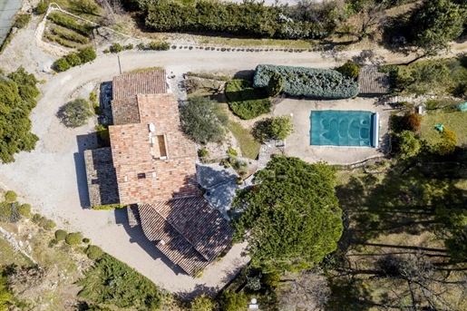 Stone house with swimming pool, tennis on 4,4 acres of land