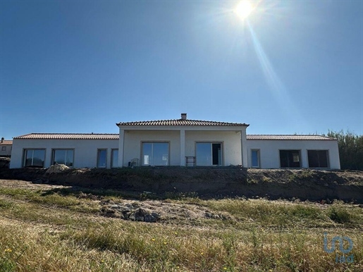 Home / Villa with 4 Rooms in Leiria with 222,00 m²