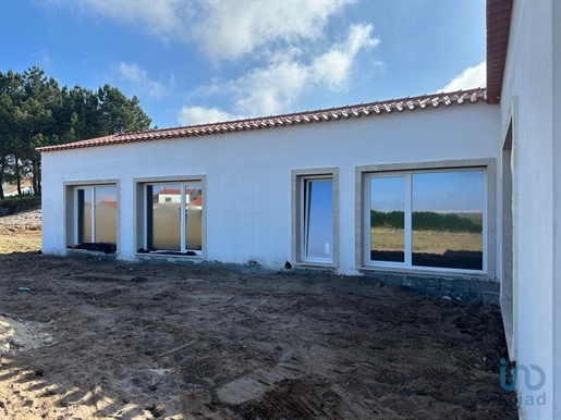 Home / Villa with 4 Rooms in Leiria with 222,00 m²