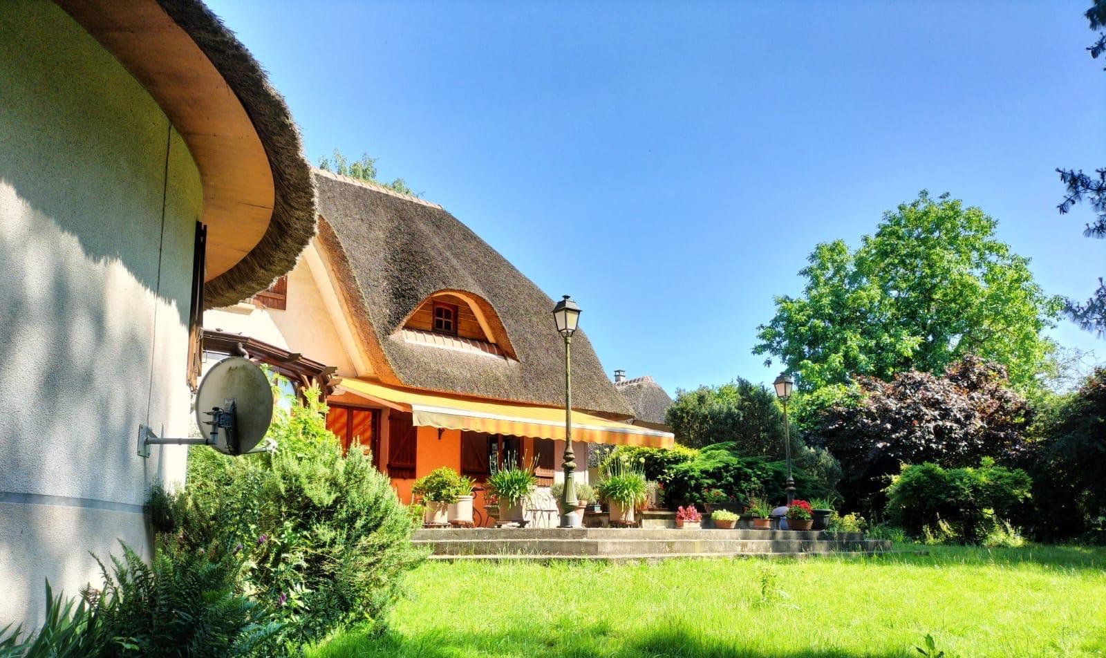 Thatched cottage in a bucolic setting