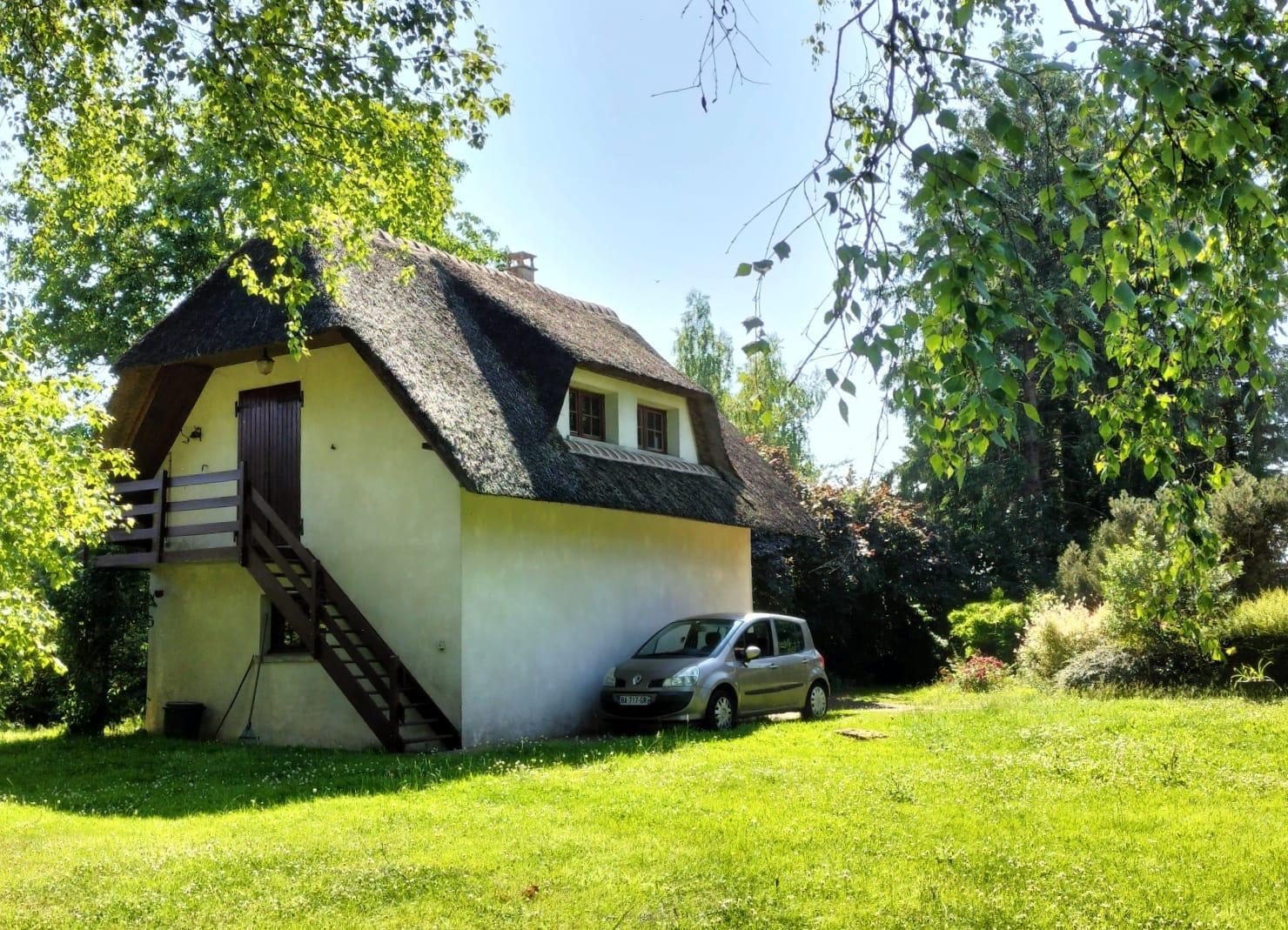 Thatched cottage in a bucolic setting
