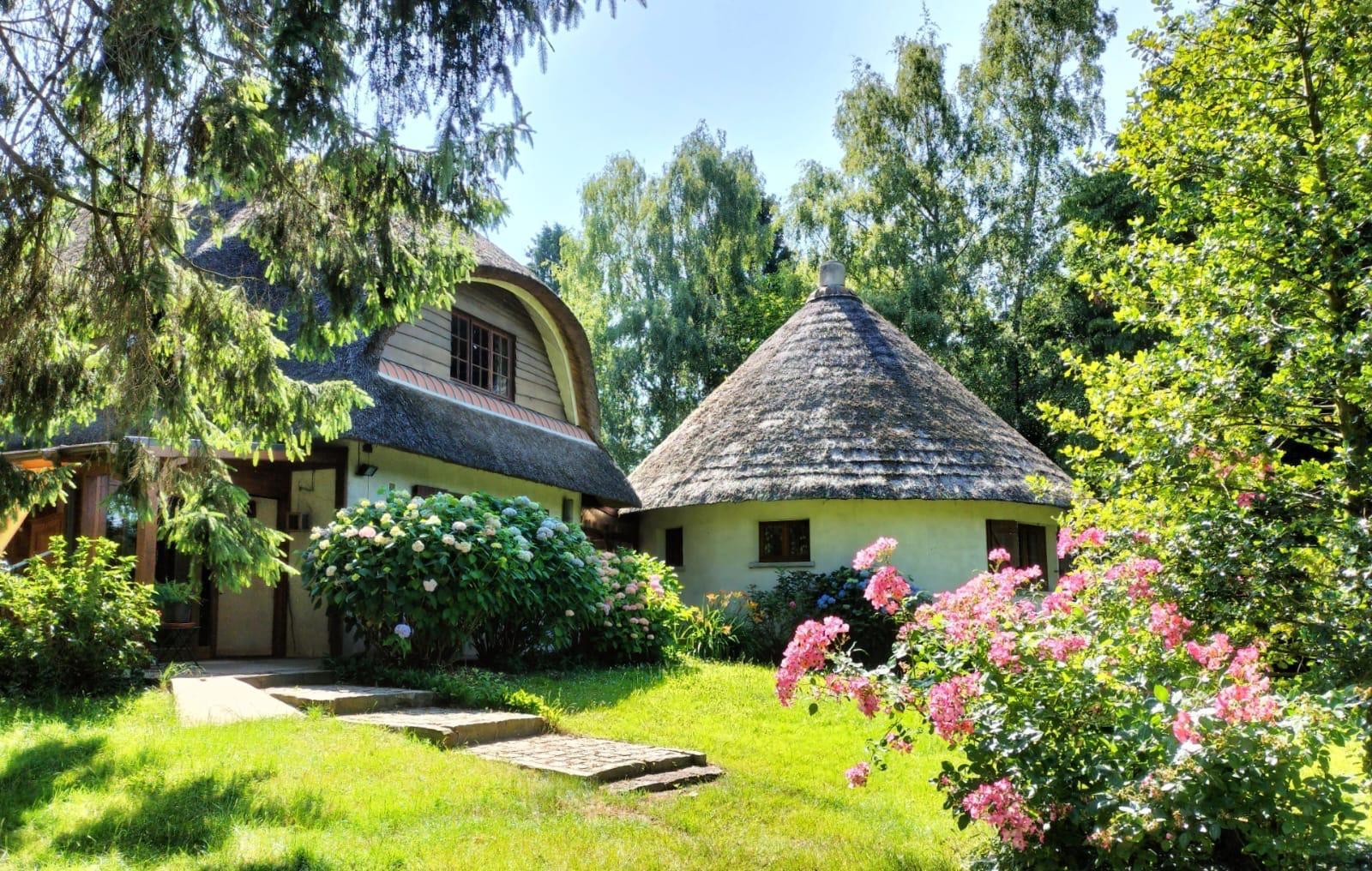Thatched cottage in a bucolic setting