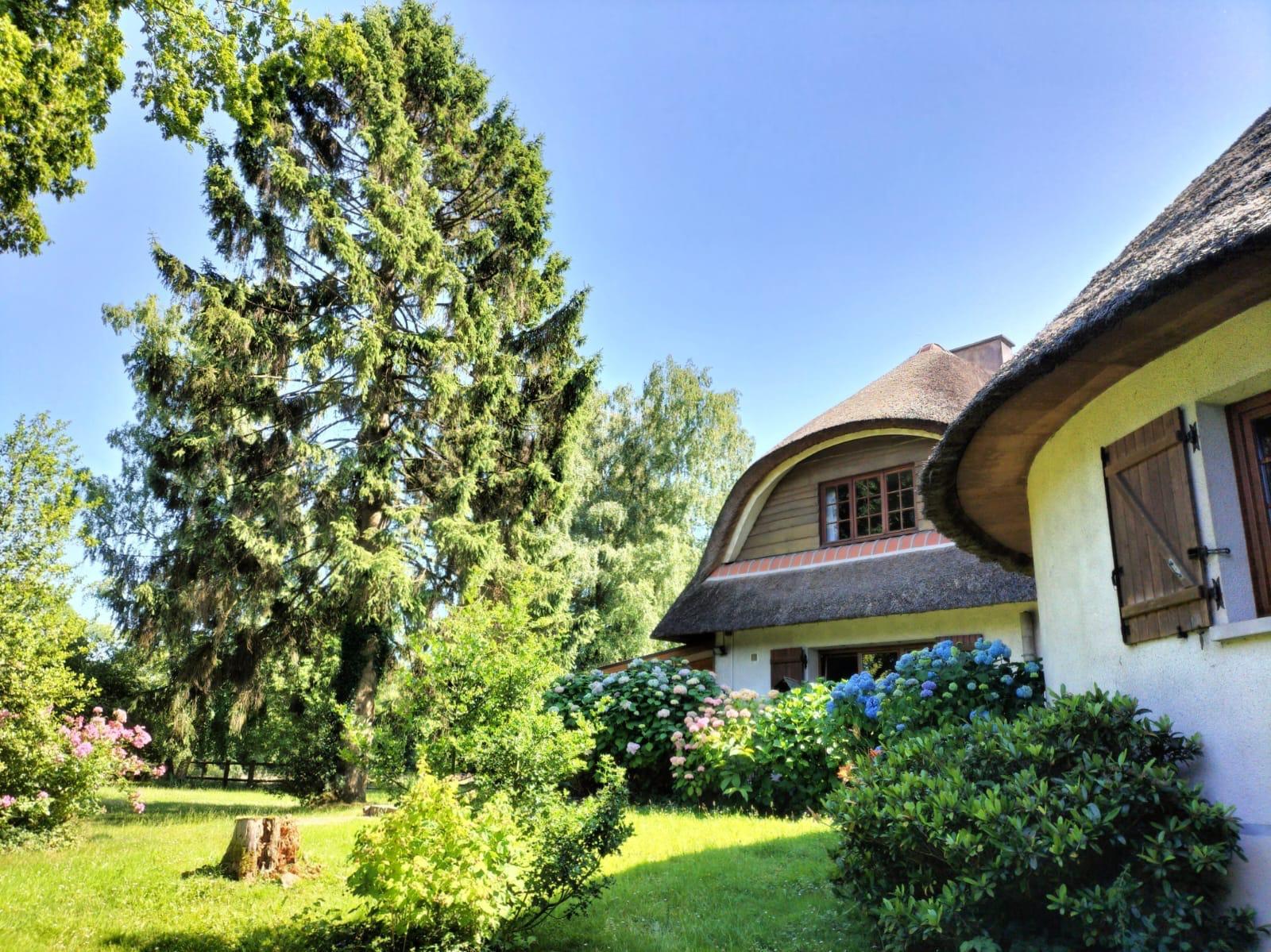 Thatched cottage in a bucolic setting