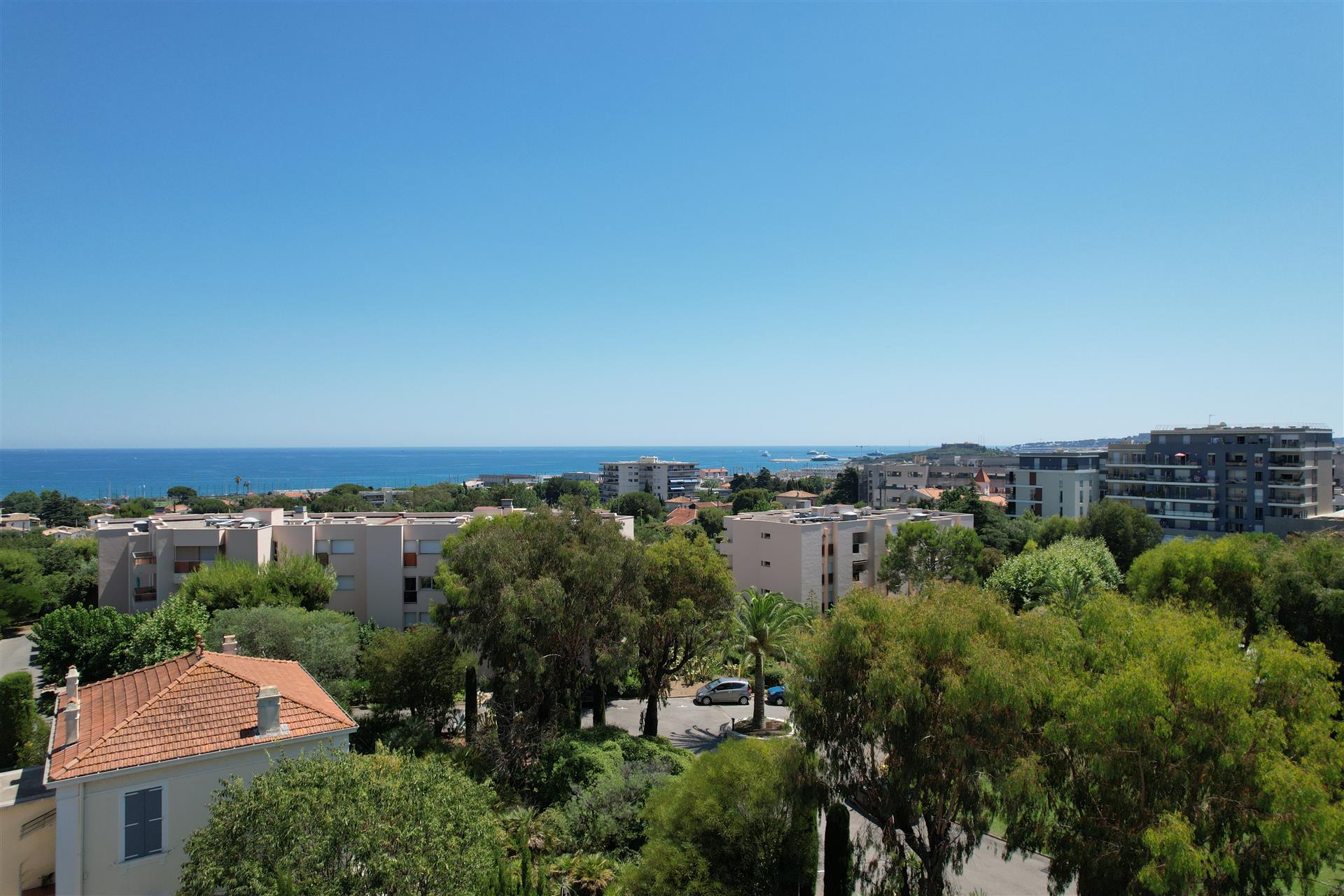Antibes-Quiet offering sea views from most apartments