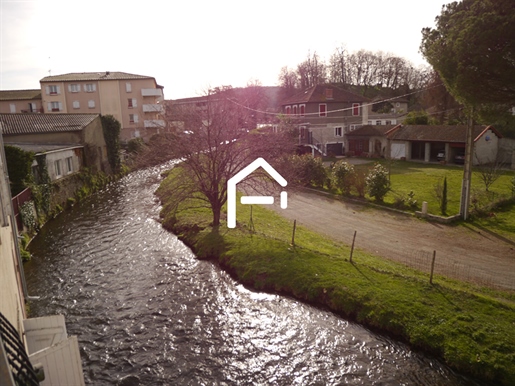 Plateau de 130 m² et balcon au 1er étage d'un immeuble ancien de bonne facture