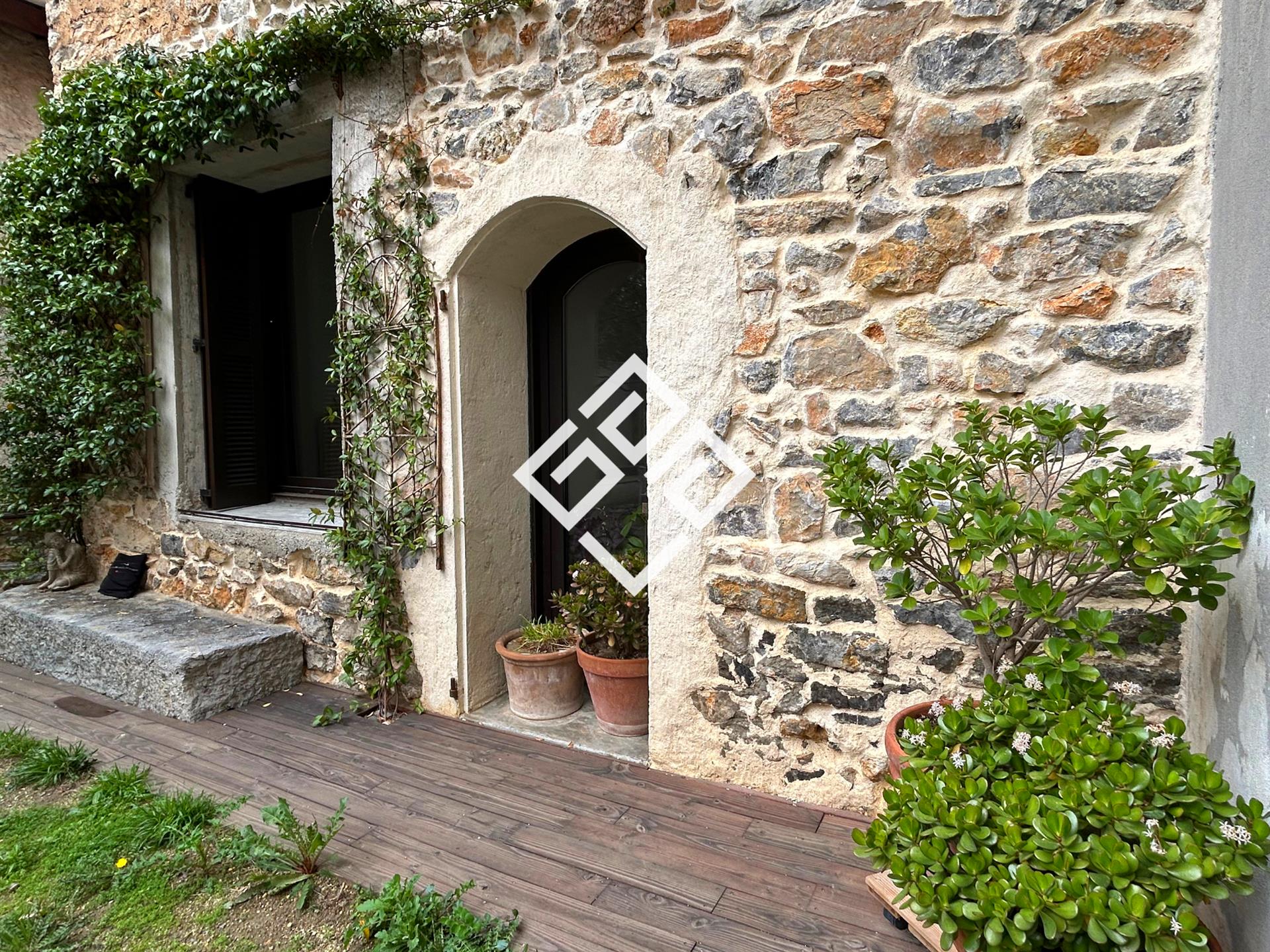 Building with garden and garage, located by the sea.