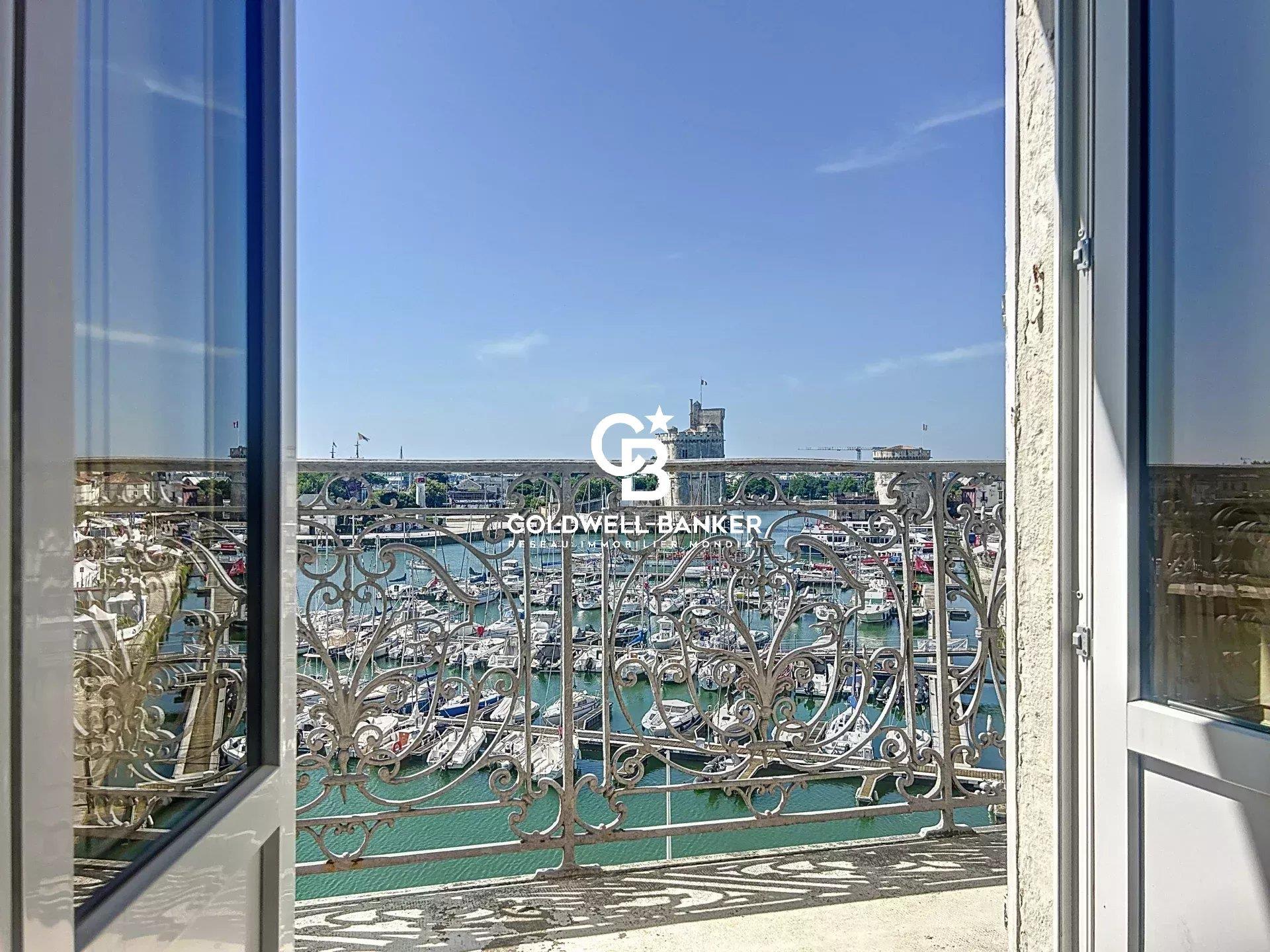 Old Harbord - Top floor of an 18th-century building with exceptional view of the La Rochelle Towers