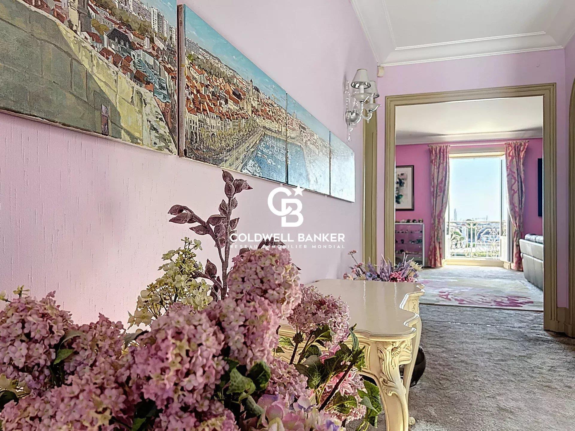 Old Harbord - Top floor of an 18th-century building with exceptional view of the La Rochelle Towers