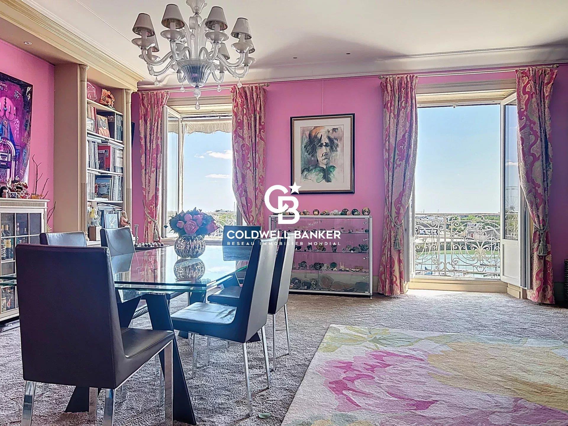 Old Harbord - Top floor of an 18th-century building with exceptional view of the La Rochelle Towers