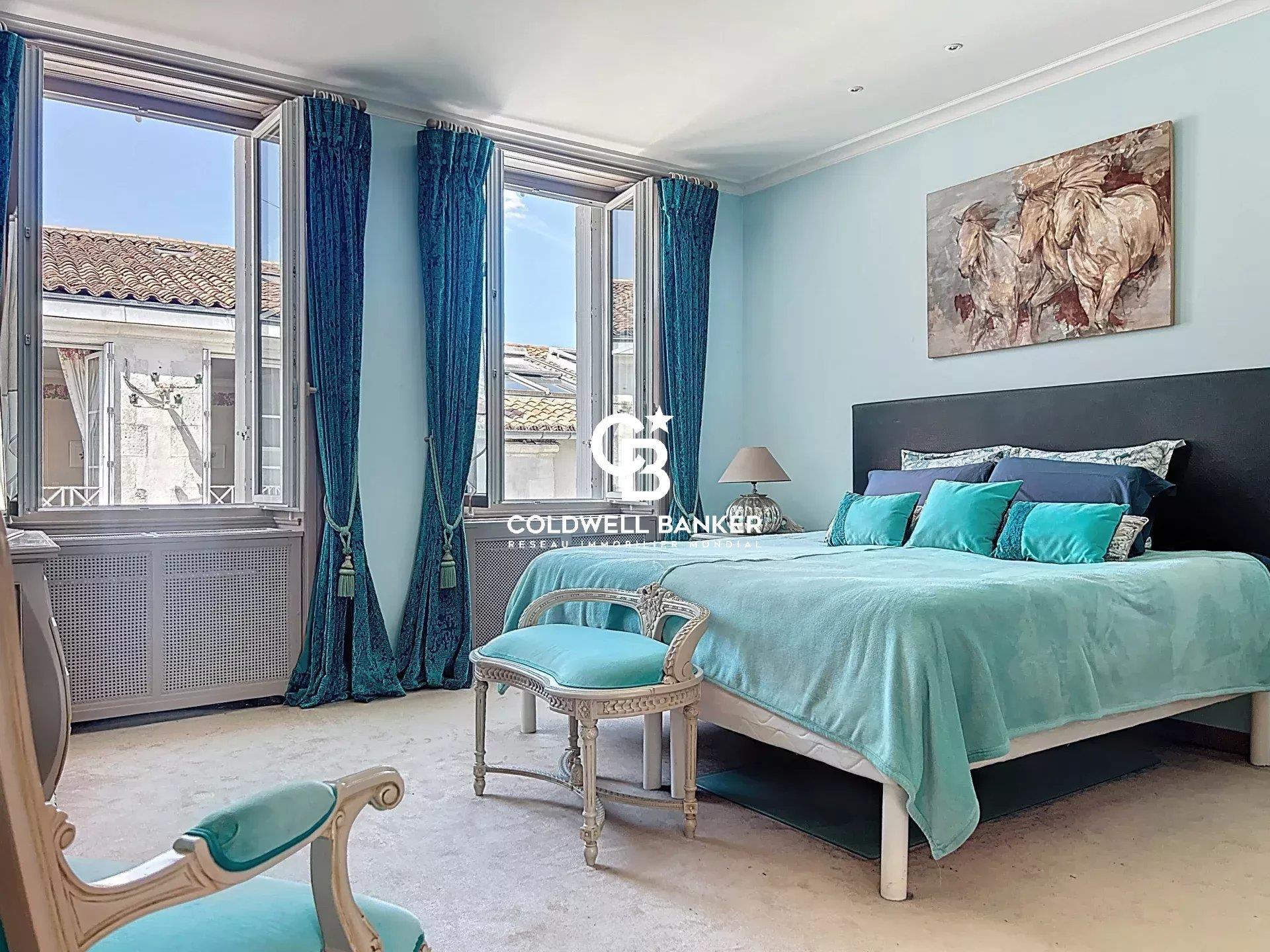 Old Harbord - Top floor of an 18th-century building with exceptional view of the La Rochelle Towers