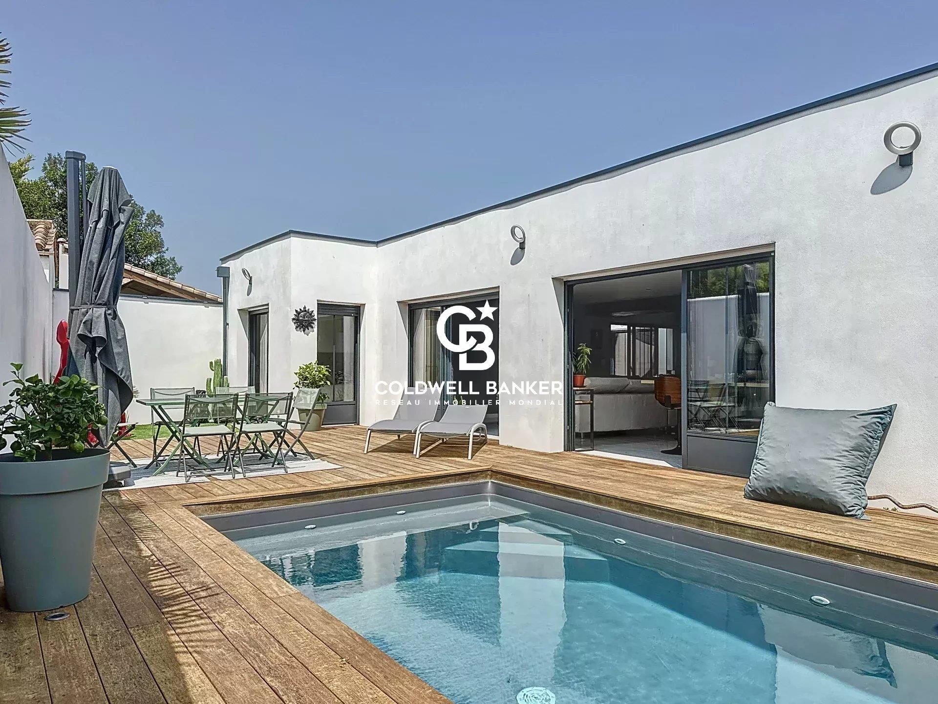 Contemporary single-storey house with swimming pool