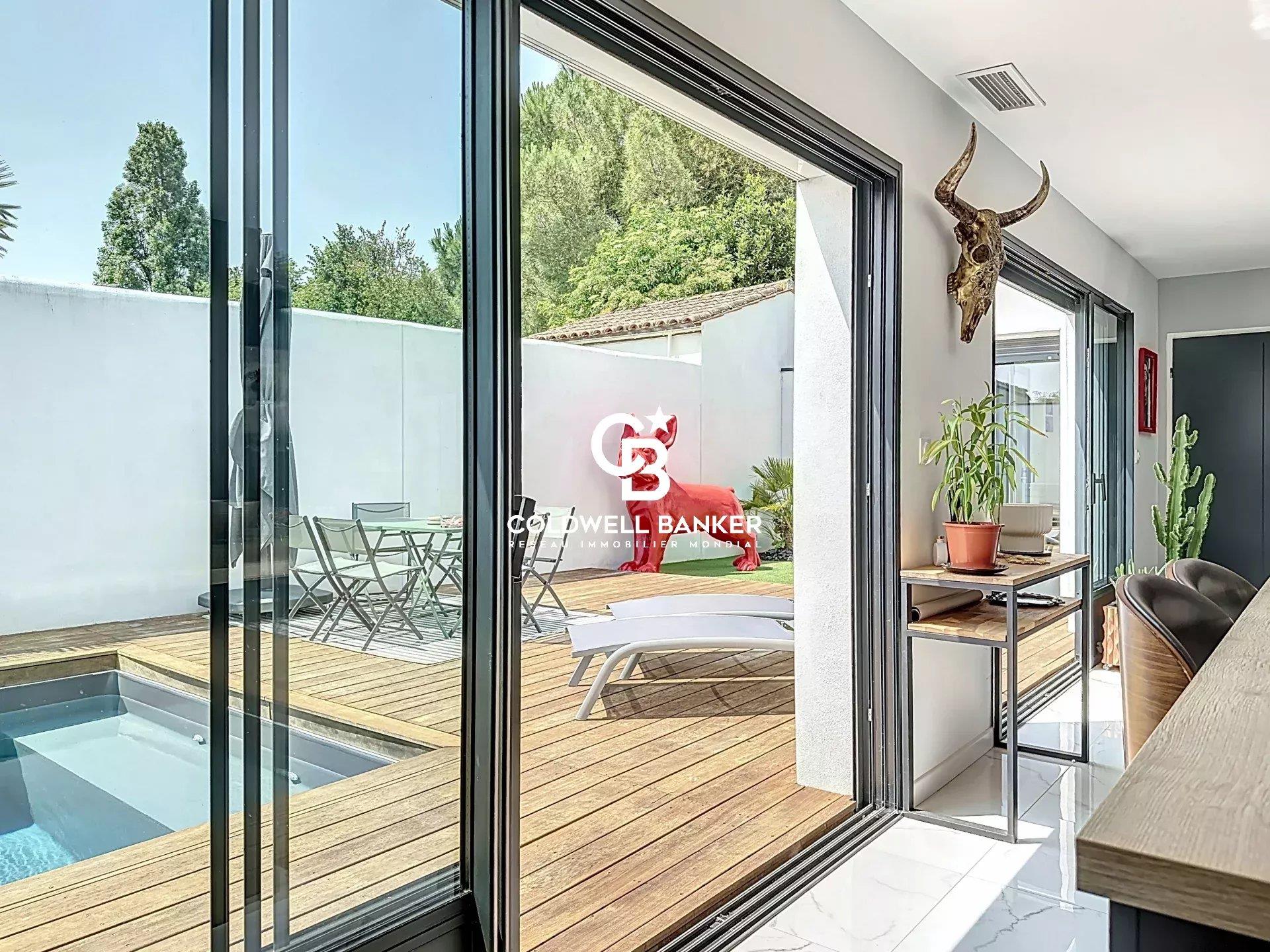 Contemporary single-storey house with swimming pool