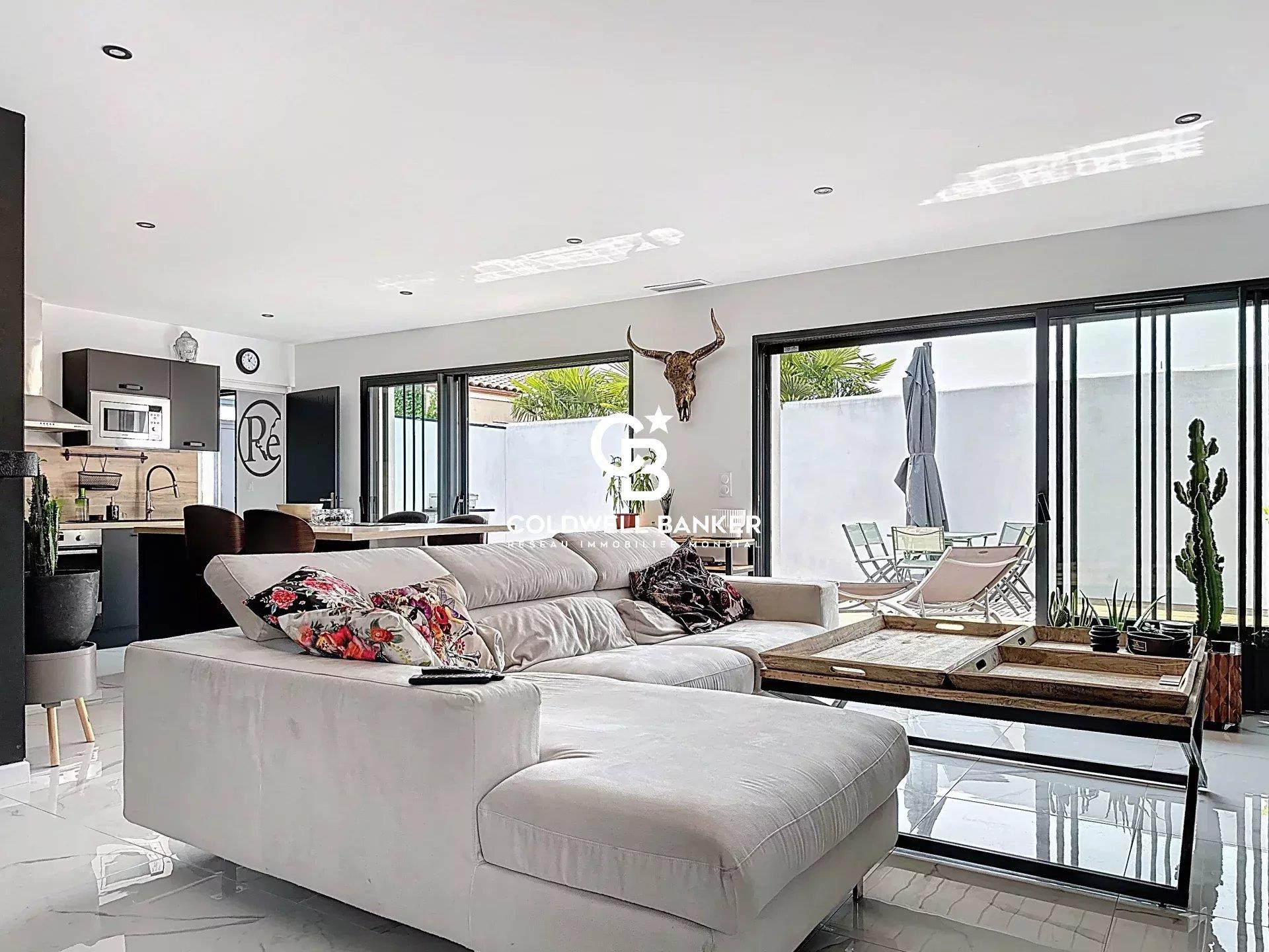 Contemporary single-storey house with swimming pool