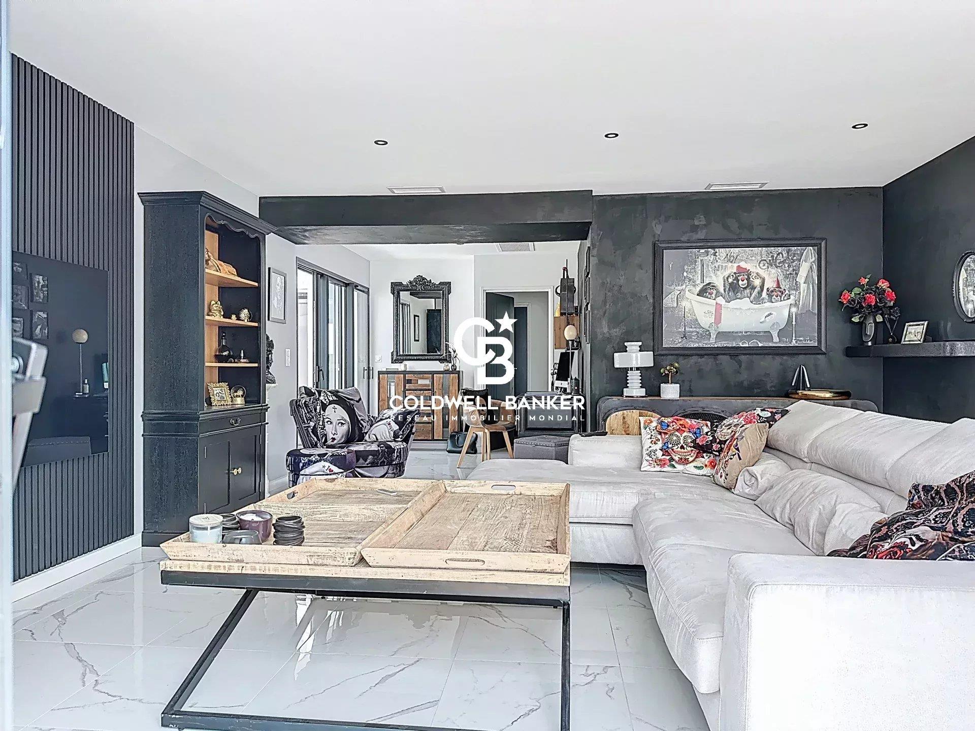 Contemporary single-storey house with swimming pool