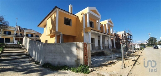 Home / Villa with 4 Rooms in Setúbal with 145,00 m²
