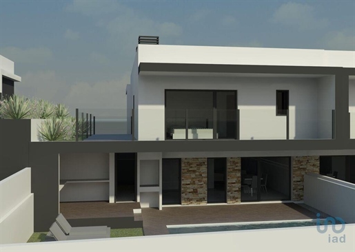 Home / Villa with 4 Rooms in Setúbal with 166,00 m²