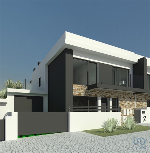 Home / Villa with 4 Rooms in Setúbal with 166,00 m²