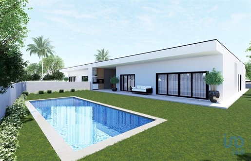 Home / Villa with 4 Rooms in Setúbal with 175,00 m²