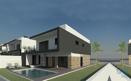 Home / Villa with 4 Rooms in Setúbal with 172,00 m²