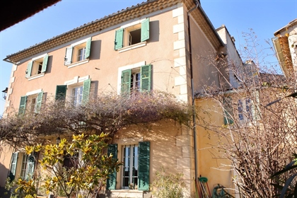 Luberon exclusivity - Bourgeoise and its outbuildings.