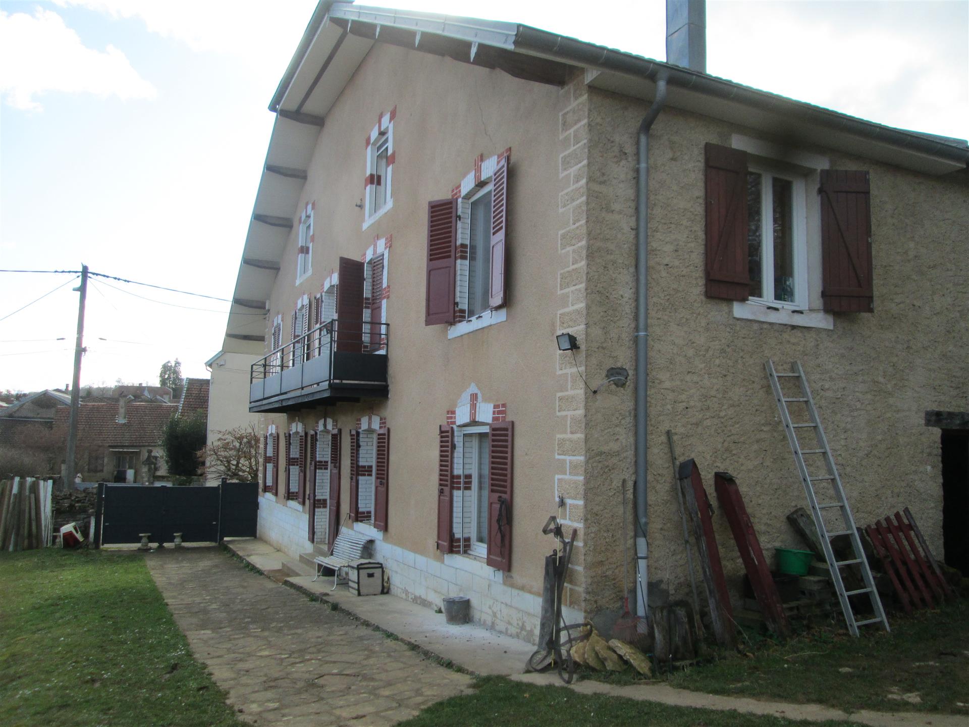 Comtois style farmhouse with 2 hectares of land