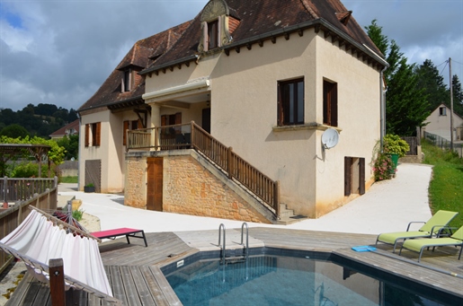 Beautiful house of 180 m² living space on the heights of Montignac. Superb view. Swimming pool. Land