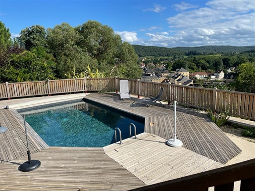 Une des plus belles vues sur Montignac, pour cette grande maison avec piscine située au calme, offra