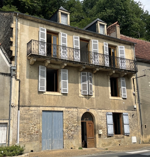 En Périgord Noir, en Montignac-Lascaux, cerca de las tiendas, casa adosada de unos 2