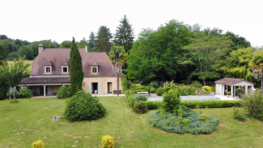 In the heart of the Périgord Noir region, with uninterrupted views over one of the most beautiful na