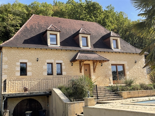In the Périgord Noir, large recent Périgourdine house of about 280 m² living space with a large livi