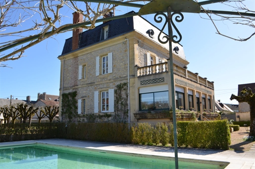 Volledig gerenoveerd 19e-eeuwse Bourgeois woning met 270m² woonoppervlak met recent zwembad en bijge