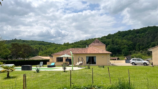 Mooi eigentijds huis met zwembad en dubbele garage op omheind terrein van 3000 m², dicht bij alle