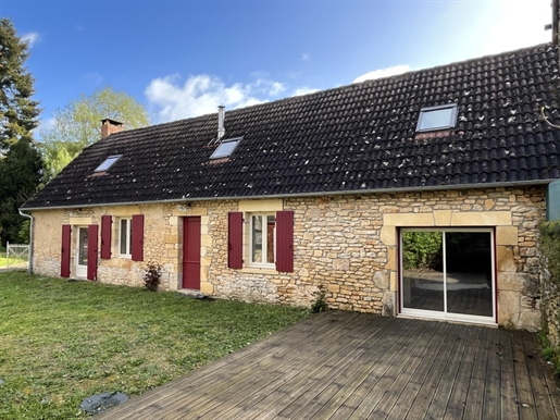 In the Périgord Noir, two minutes from Montignac town centre, immaculate stone house with courtyard