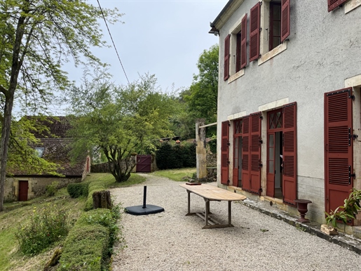 Statig pand in de Dordogne op 5 minuten van Montignac-Lascaux met 200m2 woonoppervlak en 1,2 ha gron