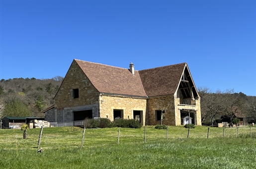 Perfectly located on the heights of Montignac with nice view in a preserved area, superb stone build