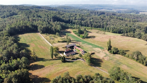 In the Périgord Noir region, this former farmhouse is set in 19 hectares of land.