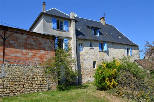 Périgord Noir, tussen Montignac en Hautefort, gehucht bestaande uit huis en bijgebouwen
