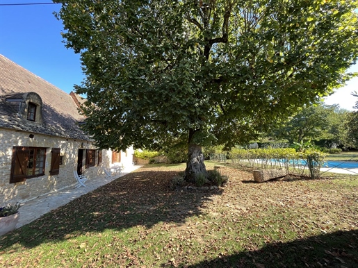 Mooi karaktervol natuurstenen huis met zwembad in de Périgord Noir, op enkele kilometers van Montign