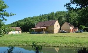 Propriété en Périgord Noir comprenant une maison d'habitation et deux gîtes sur un terrain attenant