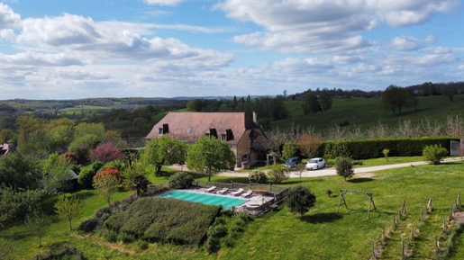 Close to the Château d'Hautefort, beautiful, fully renovated character house with grounds and swimmi