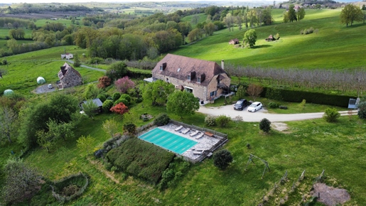 Près du château d'Hautefort, belle maison de caractère entièrement rénovée avec terrain et piscine.