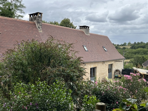 In Perigord Noir, in a quiet hamlet less than 10 minutes from Montignac, character house with pretty