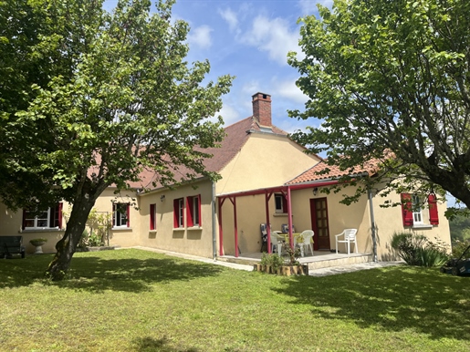 On the heights of Plazac, in Périgord Noir, quiet but not isolated, vacation home with small adjoini