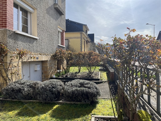In het centrum van Montignac met tuin, licht huis van ongeveer 80 m² woonoppervlak, geheel