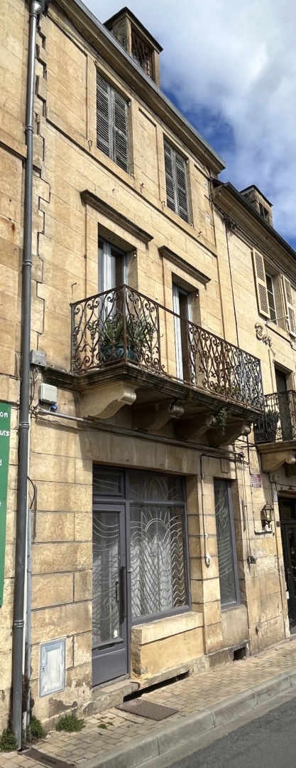 Sur le quai de Montignac, immeuble en pierre faisant face à la Vézère, développant près de 200 m² de