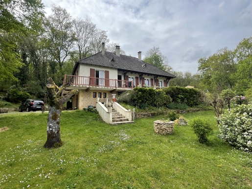 Exclusive. On the heights of Montignac-Lascaux, quiet and only 1 km from the village, house from 197