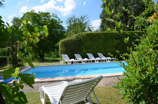 5-Gite Property With Pool And Large Gardens Of A Hecatre Bordering The River In A Stunning Location